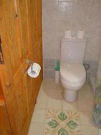 THE HONEYPOT BnB toilet in en suite shower room of `Xlendi` first floor double bedroom
